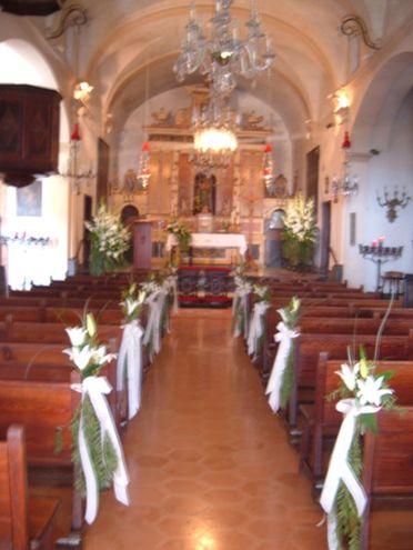 Floristería Miraverd sillas de iglesia con flores