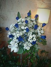 ramo funerario blanco y azul